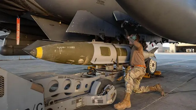 تصویر ارائه‌شده از ارتش آمریکا که در آن یک سرباز در حال قراردادن مهمات برای حمله ماه گذشته در سوریه است.