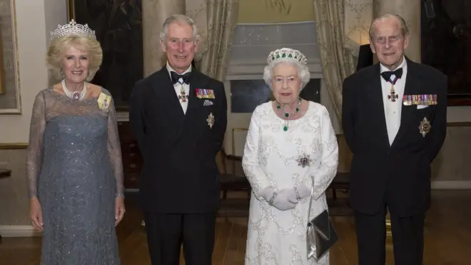 Kraliça II Elizabeth 69 ildir ki, 96 yaşlı şahzadə Phillip-lə evlidir.