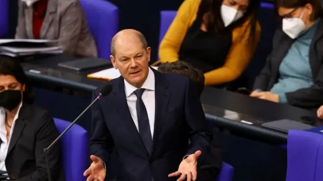 Başbakan Scholz, Putin'e, "Tahripkar ve kendinizi de yıkacak bu savaşınıza artık son verin. Askerlerinizi çekin" çağrısı yaptı. Rusya'yı Buça'da savaş suçu işlemekle suçlayan Scholz, savaş sürdüğü müddetçe Rusya'ya ağır yaptırımların, Ukrayna'ya ise askeri desteğin süreceği mesajını verdi.