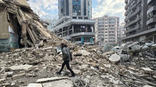 Човек хода по рушевинама