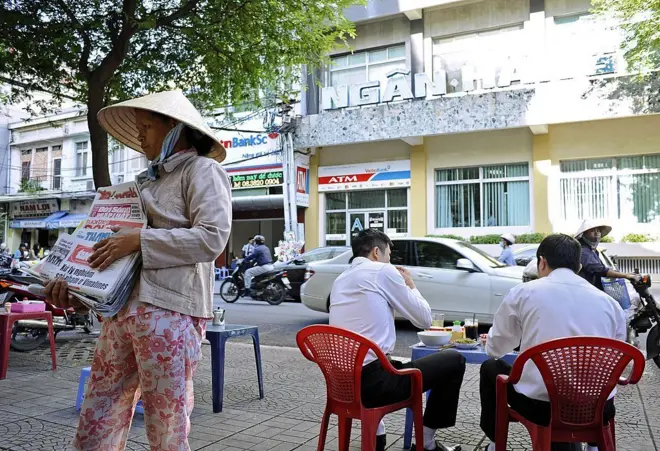 hình minh họa cho thấy người bán báo ở TP HCM trong bức ảnh chụp năm 2012