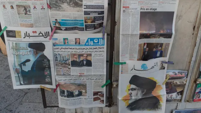 كشك صحف في غرب بيروت يعرض صفحات أولى مختلفة في 5 أكتوبر 2024.