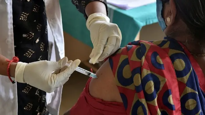 يعد لقاح "كوفيشيلد" النسخة الهندية الصنع من لقاح "أسترازينيكا"