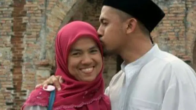 Romlah bersama suaminya, Anwar, yang dibebaskan awal Januari lalu setelah dipenjara selama hampir empat tahun.