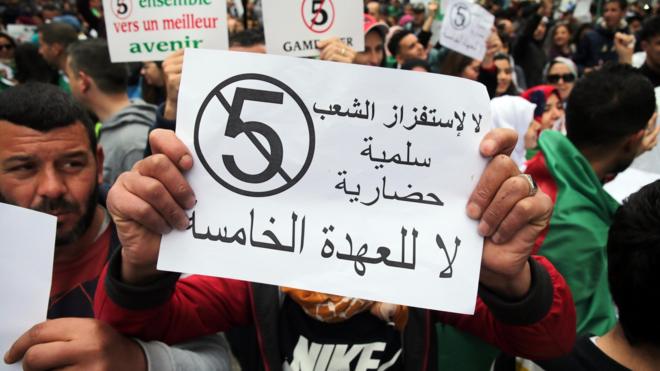 الجزائريون يتظاهرون ضد ترشح الرئيس عبد العزيز بوتفليقة لفترة رئاسية خامسة