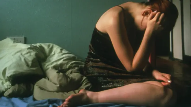 امرأة حزينة