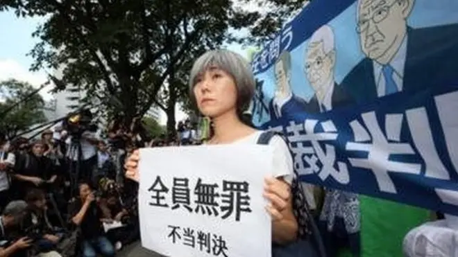 Pemrotes di luar sidang eksekutif perusahaan.