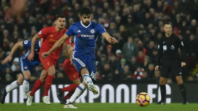 كوستا يسدد ركلة الجزاء التي أنقذها مينيوليه