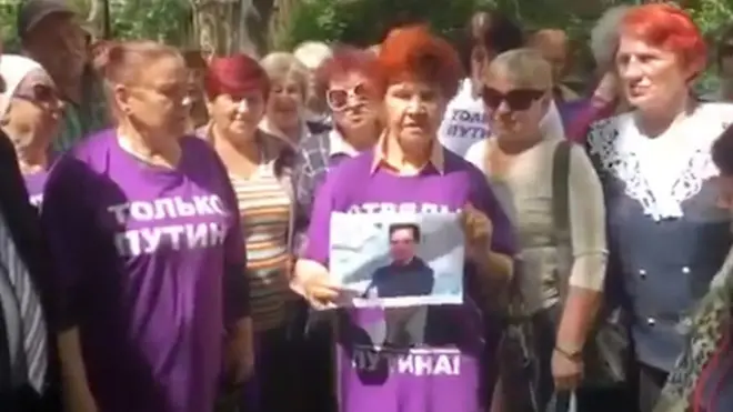 Пенсионеры из "Отрядов Путина" сожгли фото Павла Дурова