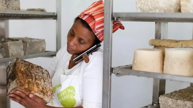 Gudeta a commencé à fabriquer du fromage dans le sous-sol de l'école maternelle de Frassilongo, fermée depuis longtemps.