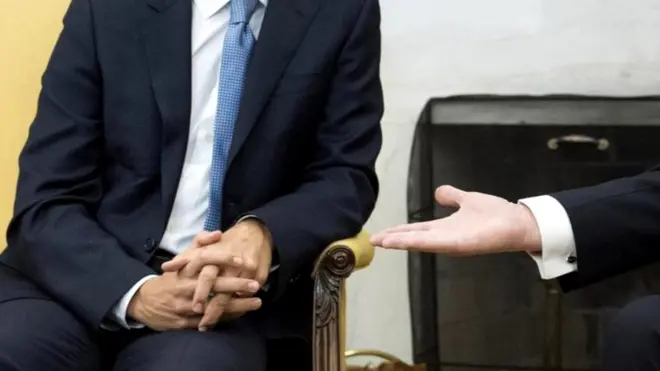 Эпизод с рукопожатием