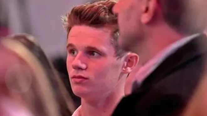 حظي ويل كونولي بدعم كبير عبر الانترنت لكسره بيضة على المشرِّع الأسترالي فريزر أنينغ