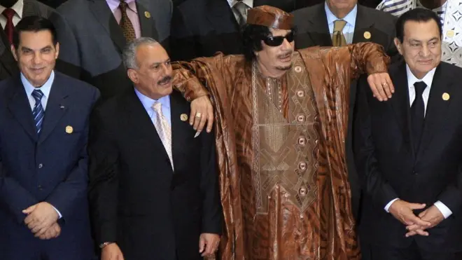 Tunus lideri Bin Ali (solda), Yemen lideri Salih (soldan ikinci), Libya lideri Kaddafi (sağdan ikinci) ve Mısır lideri Mübarek (sağda) bu fotoğrafın çekilmesinden bir yıl sonra artık iktidarda değillerdi