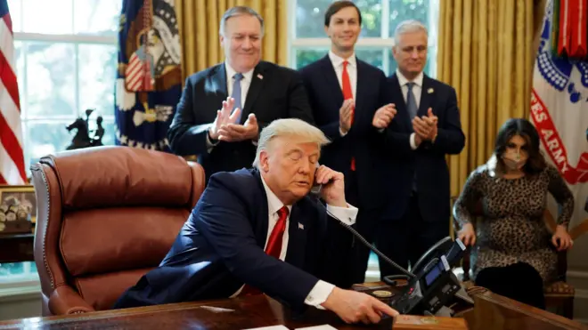 ትራምፕ በመጀመሪያ ስልጣን ዘመናቸው ወቅት ስልክ እያናገሩ