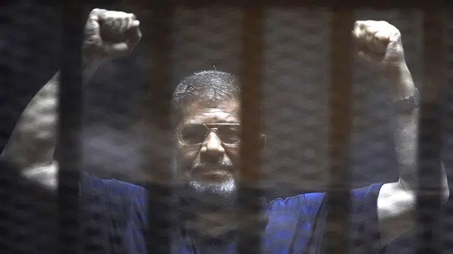 اخوان المسلمون سے تعلق رکھنے والے مصر کے سابق صدر محمد مرسی جن کی صدارت کا تختہ جنرل عبدالفتح السیسی نے الٹ دیا تھا
