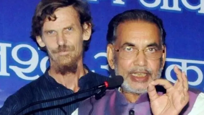 कार्यक्रम के दौरान केंद्रीय कृषि मंत्री राधा मोहन सिंह के पीछे खड़े हैं ज्यां द्रेज