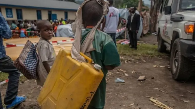 أطفال يبحثون عن ماء في الكونغو الديمقراطية