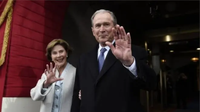 George W bush iyo xaaskiisa oo jooga xafladdii caleema saarka Trump