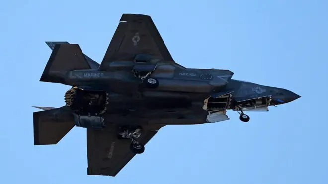 Истребитель Lockheed Martin F-35 Lightning II (Joint Strike Fighter) Корпуса морской пехоты США в составе 502-й учебно-тренировочной эскадрильи морской пехоты, базирующейся на авиабазе морской пехоты Мирамар, 14 мая 2026 года в Сан-Диего, Калифорния. 