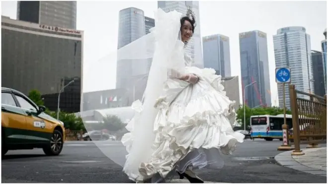 Une femme en robe de mariée