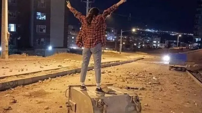 محتجة إيرانية بدون حجاب في تحد لقوات الأمن.