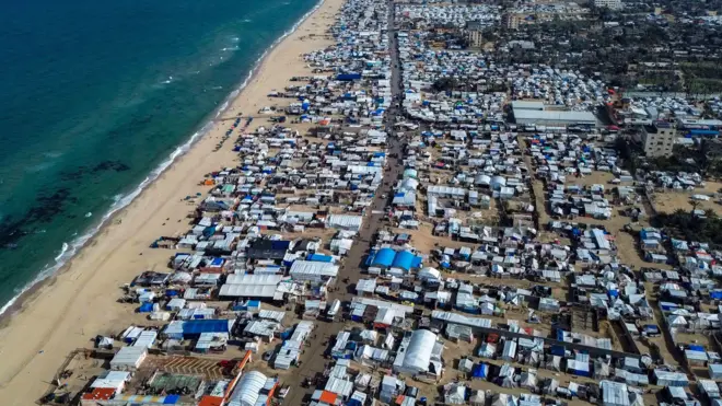 Un campement de tentes de Palestiniens déplacés sur la plage de Khan Younis, au milieu d'un cessez-le-feu entre Israël et le Hamas. 23 janvier 2025
