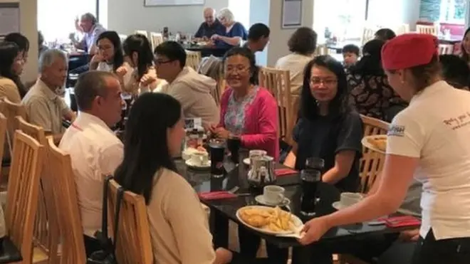 瓦塞表示，中国游客的涌入给他们带来了不少生意，他们对中国游客的印象也很好