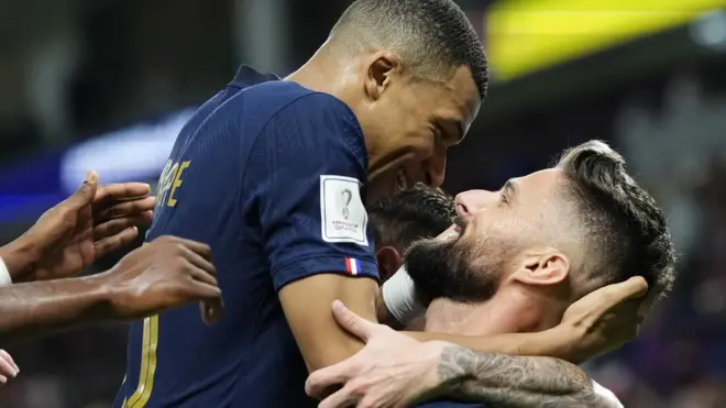 Kylian Mbappé y Olivier Giroud celebran el primer gol frente a Polonia.
