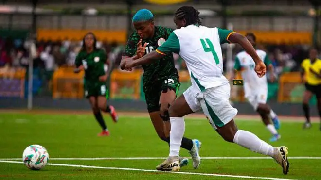 Rasheedat Ajibade of Nigeria Super Falcons (L) compete for di ball wit Mariane Ines Maague of Cameroon Indomitable Lioness as Nigeria Super Falcons defeat Cameroon Indomitable Lioness 2-0 for international friendly match wey bin happun for Abeokuta, Ogun State, Nigeria, on June 3, 2025. Di game na part of Nigeria preparation for di 2024 Women Africa Cup of Nations (Wafcon) for Morocco. 