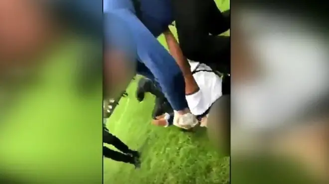 يمثل صبي في الـ16 من عمره أمام المحكمة في بريطانيا، لاتهامه بالاعتداء على صبي سوري لاجئ بعد نشر مقطع فيديو يظهر الاعتداء، تناقلته مواقع التواصل الاجتماعي.