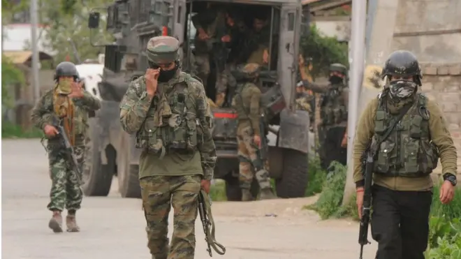 اعلیٰ پولیس افسروں کا کہنا ہے کہ عسکریت پسندوں کے جنازوں میں لوگوں کی شمولیت سے مسلح تشدد کا رجحان بڑھ جاتا تھا اور نوجوان تشدد کی طرف مائل ہو جاتے تھے