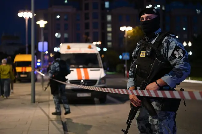 Вооруженный полицейский на месте взрыва в Москве
