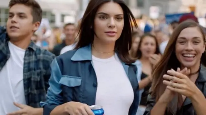 Критики сочли ролик оскорбительным по отношению к реальным участникам акций протеста в Америке