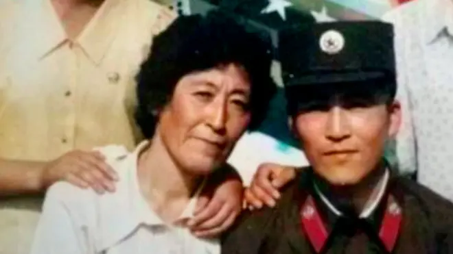 박씨 모자가 나란히 찍힌 사진. 아들은 북한 군복을 입고 있다
