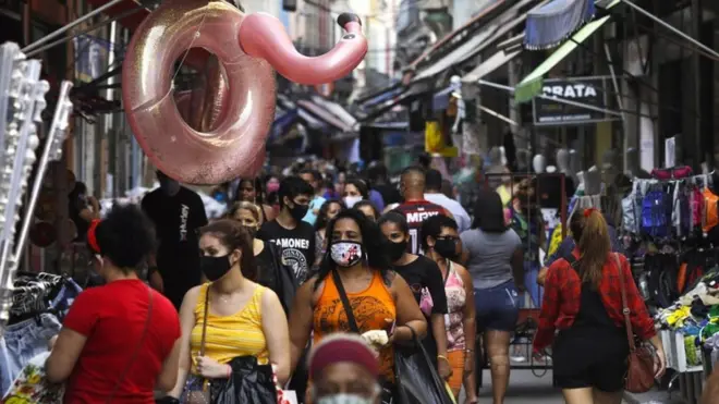 Quando a atividade começou a retomar na pandemia, ocorreu um desencontro: varejistas precisando comprar para repor estoques e indústrias com a produção ainda reduzida e sem estoques