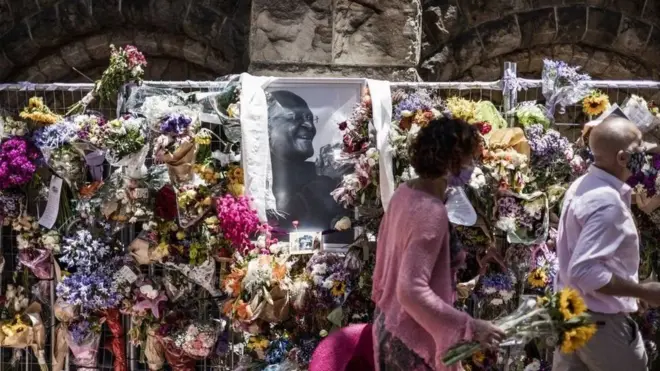 Pipo dey fall in to pay their last respects to Archbishop Desmond Tutu for South Africa