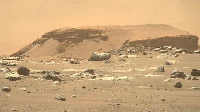 На этой фотографии одна из камер Mastcam-Z сосредоточилась на древней дельте в кратере Езеро. Предполагается, что это возвышение появилось из-за эрозии почвы. Изучение слоев отложений в дельте - одна из главных задач ровера "Персеверанс" в поисках следов биологической жизни.