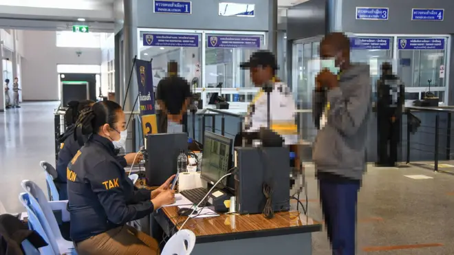 မြန်မာက လွှဲပြောင်းပေးတဲ့ ကျားဖြန့်ကလွတ်လာသူတွေကို ထိုင်းဘက်က စိစစ်နေတဲ့မြင်ကွင်း (ပုံဟောင်း) 