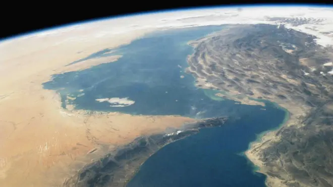 A satellite image of the Strait of Hormuz, between the Persian Gulf and the Gulf of Oman පර්සියානු බොක්ක සහ ඕමාන් බොක්ක අතර හෝමූස් සමුද්‍ර සන්ධියේ චන්ද්‍රිකා ඡායාරූපයක්