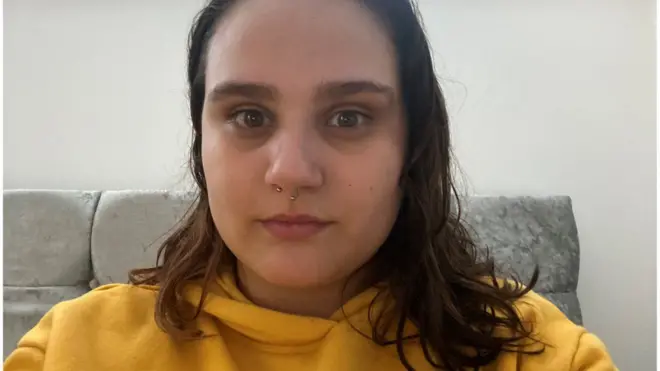 قالت إميلي إن العمل في ماكدونالدز كان "أسوأ تجربة" في حياتها