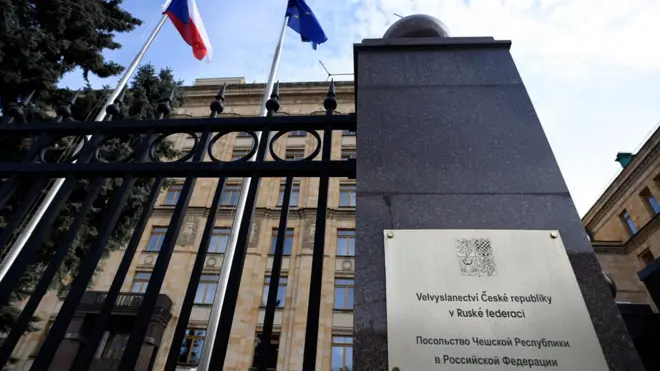 Посольство США в Москве объявило о прекращении выдачи виз - BBC News ...