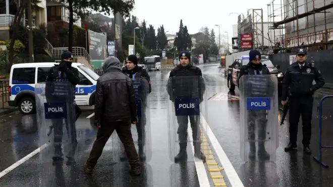 قوات مكافحة الشغب تنتشر من منطقة الهجوم.