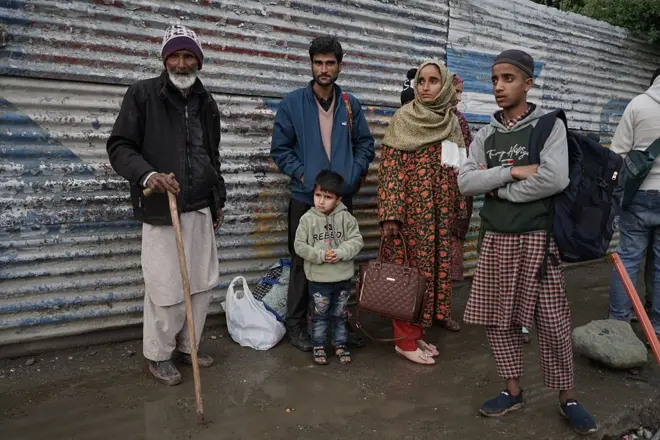 ඉන්දියාව සහ පකිස්ථානය යන රටවල් දෙකම පූර්ණ හා ක්ෂණික සටන් විරාමයකට එකඟ වී තිබේ. පකිස්ථානයේ නියෝජ්‍ය අගමැතිවරයා පවසන්නේ ඔවුන් "කලාපයේ සාමය සහ ආරක්ෂාව සඳහා සැමවිටම උත්සාහ කර ඇති" බවයි. ඉන්දීය විදේශ ලේකම්වරයා පවසන්නේ දෙරට අතර සටන් දේශීය වේලාවෙන් පස්වරු 5:00 සිට (බ්‍රිතාන්‍ය වේලාවෙන් පැය 12:30) නතර වූ බවයි. "එක්සත් ජනපදයේ මැදිහත් වීමෙන් පැවති දිගු සාකච්ඡා රාත්‍රියක" ප්‍රතිඵලයක් ලෙස සටන් විරාමය ඇති වූ බව එක්සත් ජනපද ජනාධිපති ඩොනල්ඩ් ට්‍රම්ප් පවසයි.
