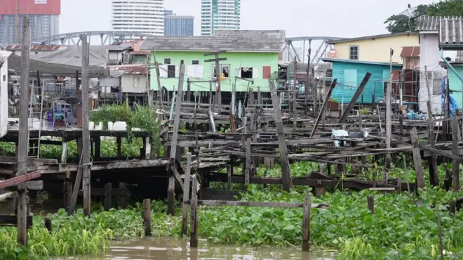 บ้านเรือนไม้ในชุมชนมิตตาคาม 1 ซึ่งมีอยู่ราว 50 ครัวเรือน