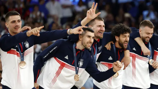 košarkaši srbije na pobedničkom postolju na Olimpijskim igrama u Parizu sa bronzanim medaljama oko vrata