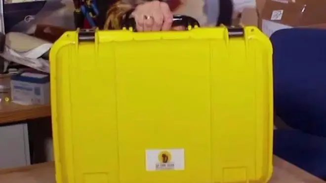 ہسپتالوں میں بجلی کی بندش مہلک بھی ثابت ہو سکتی ہے۔ ڈاکٹر لارا سٹیچل نے شمسی توانائی سے چلنے والا ایک سوٹ کیس تیار کیا جس کا مقصد یہ تھا کہ ڈاکٹر کو درکار بجلی ہر وقت دستیاب رہے۔