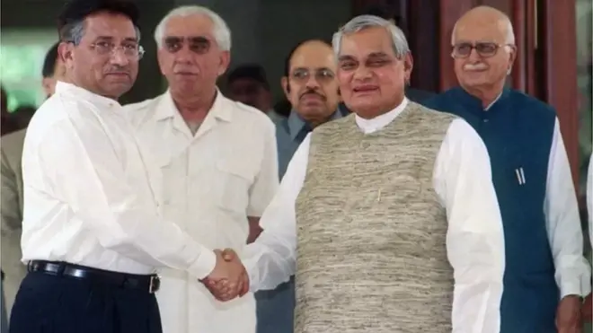 आगरा शिखर बैठक के लिए भारत आए परवेज़ मुशर्रफ़ पूर्व प्रधानमंत्री अटल बिहारी वाजपेयी के साथ (फाइल फोटो)