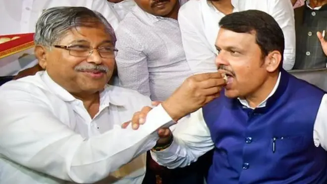 देवेंद्र फडनवीस को मिठाई खिलाते महाराष्ट्र बीजेपी प्रमुख चंद्रकांत पाटिल