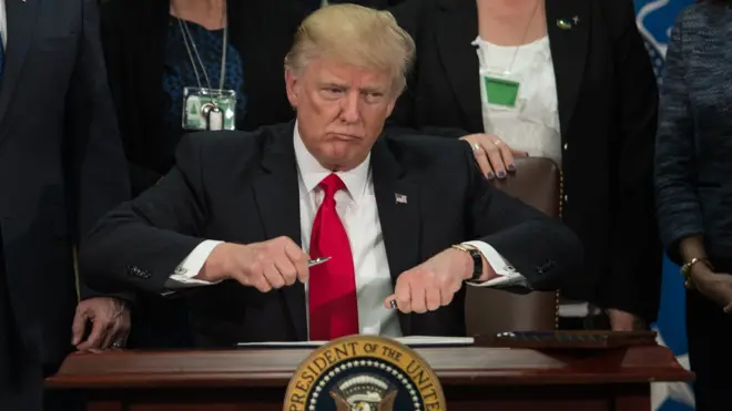 У середу Дональд Трамп підписав указ про початок будівництва стіни на кордоні із Мексикою