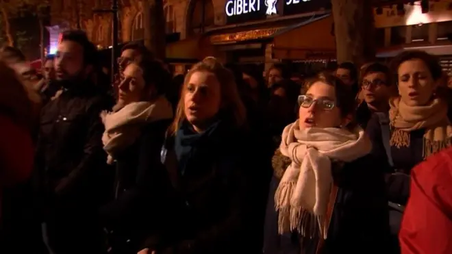 Прохожие в Париже